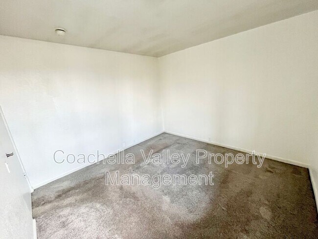 Building Photo - 400 N Sunrise Way