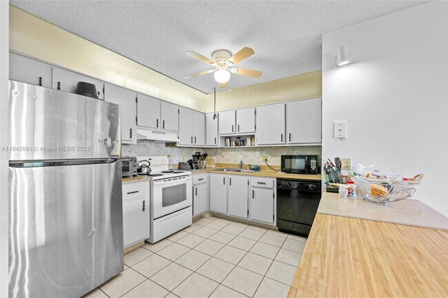 Building Photo - 5839 La Pinata Blvd