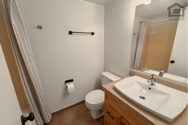 Building Photo - 2Bed/2Bath Apartment at 52nd St/Oak St! Ready for Immediate Move-In – GROUND FLOOR UNIT!