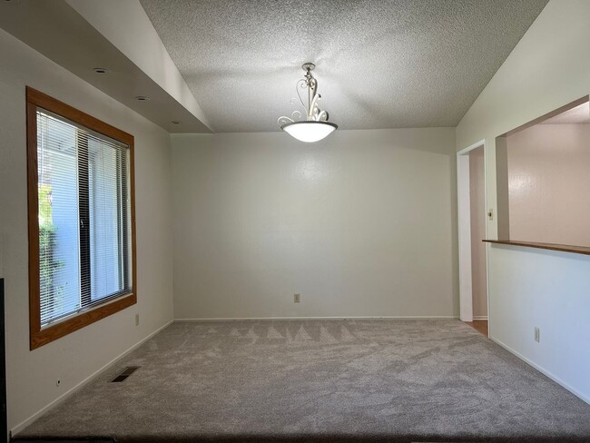 Building Photo - TENTATIVELY RENTED 4 Bedroom 2 Bathroom Si...