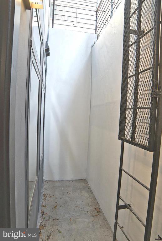 Building Photo - 1208 M St NW