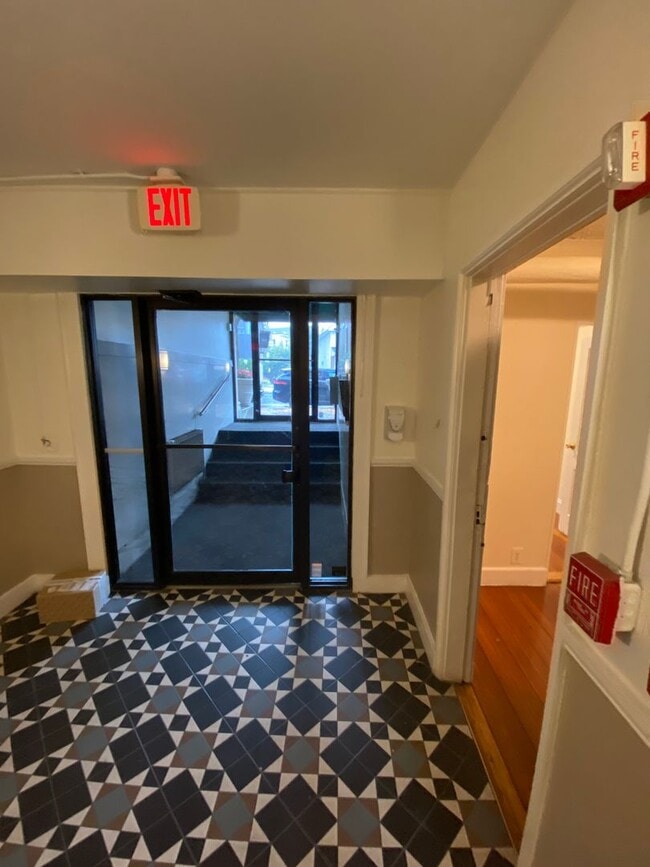 Building Photo - 2 bed/1 bath in Allston