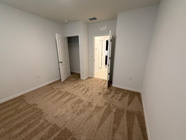 Building Photo - 4/2 Groveland Home