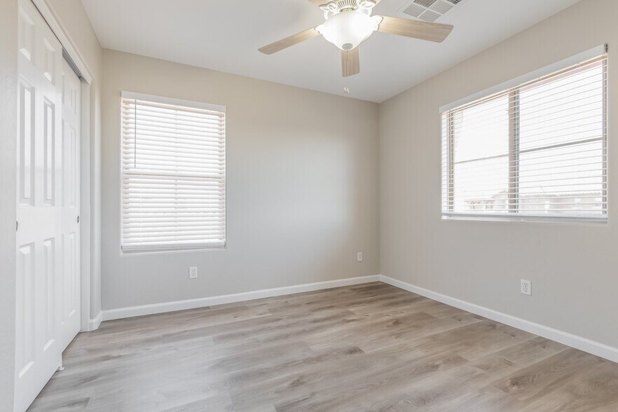 Building Photo - 2026 S Swan Dr