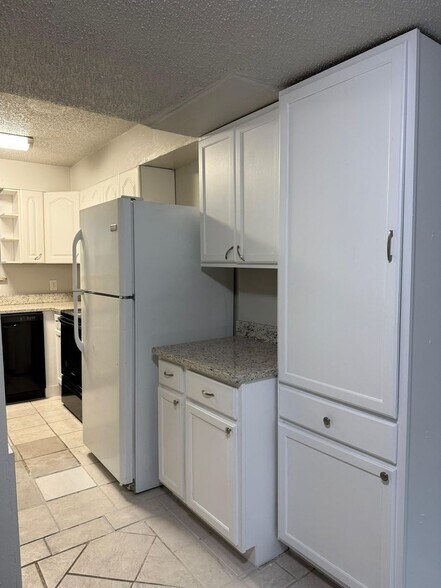 Building Photo - 1402 Bill Carrol Dr