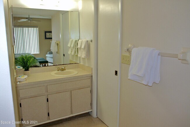 Building Photo - 537 Taylor Ave