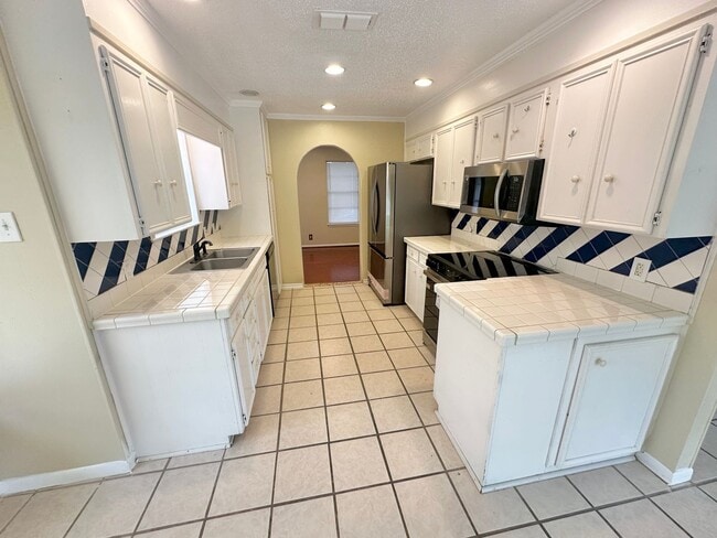 Building Photo - AVAILABLE NOW!