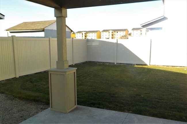 Building Photo - Newer Rambler in Mary Hill Estates!