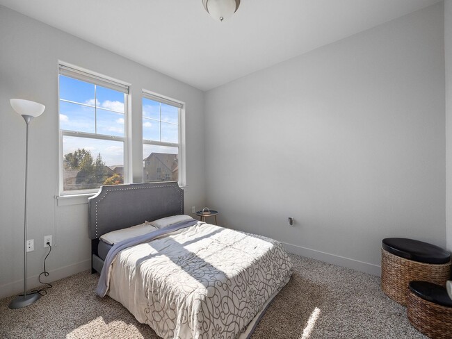 Building Photo - Beautiful 3 Bed 2.5 Bath Townhome