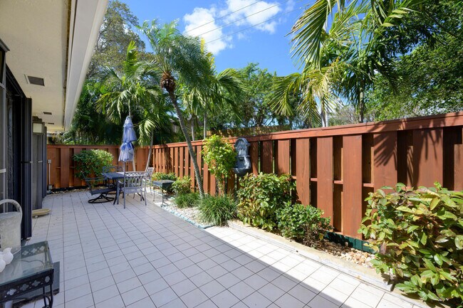Building Photo - 11335 12 Oaks Way