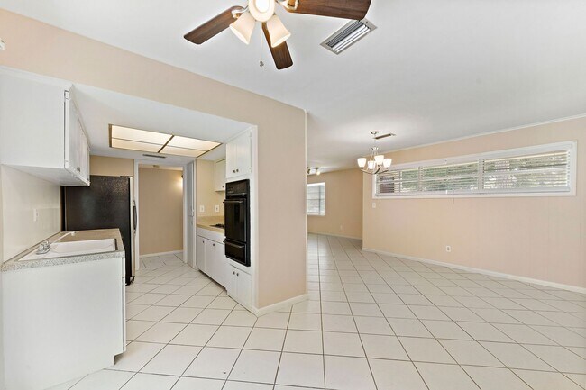 Building Photo - 5522 Ariel St