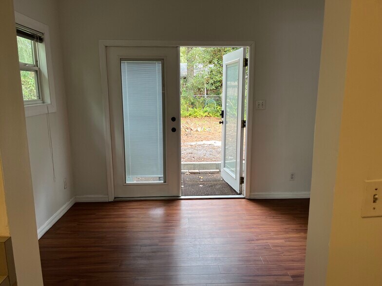 Building Photo - 920 NE 5th Ave