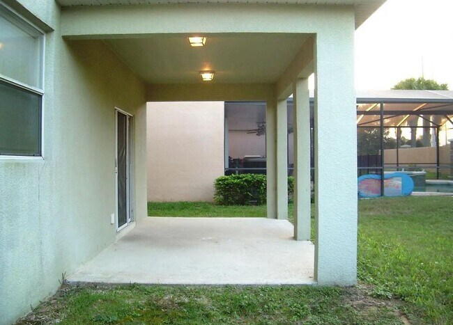 Building Photo - Single family home with lawncare included