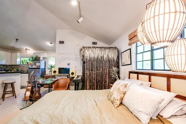 Building Photo - 2400 Thornton Rd