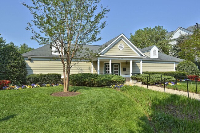 Building Photo - Top-Floor 3BD/3BA seconds to Downtown Crown!