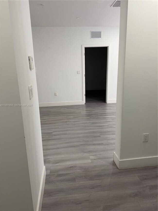 Building Photo - 853 E 24th St