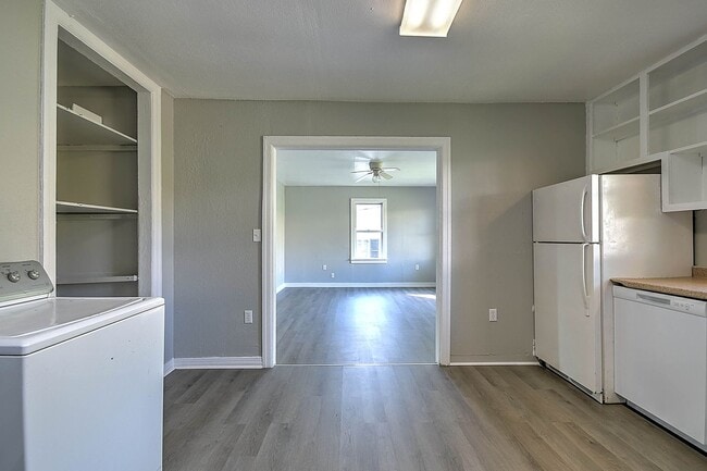 Building Photo - 304 N Hardin St