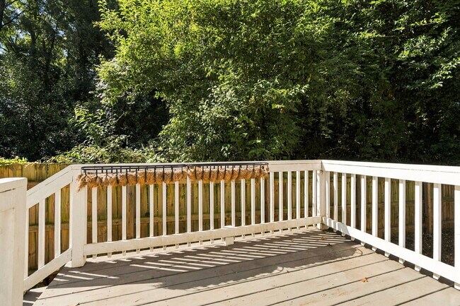 Building Photo - Updated Cottage 5 mins from Uptown Charlotte!