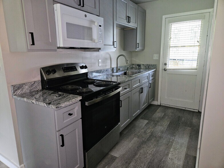 Building Photo - 359 Glenwood Dr