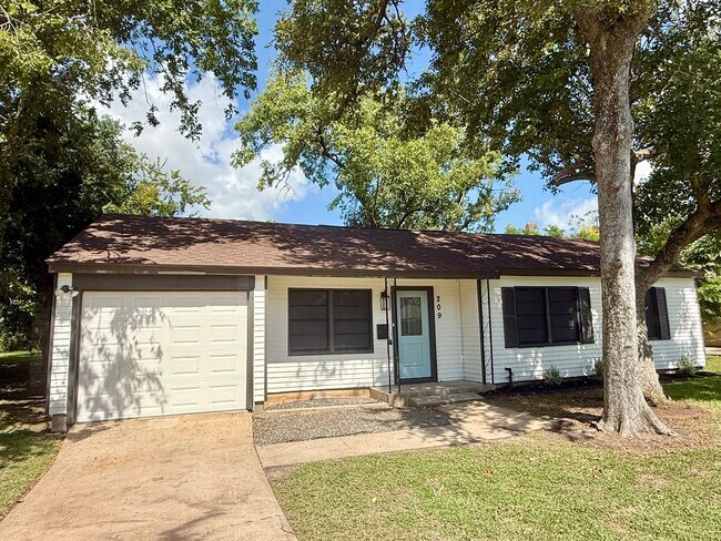 Primary Photo - Adorable 3/1/1 Home in Lake Jackson !