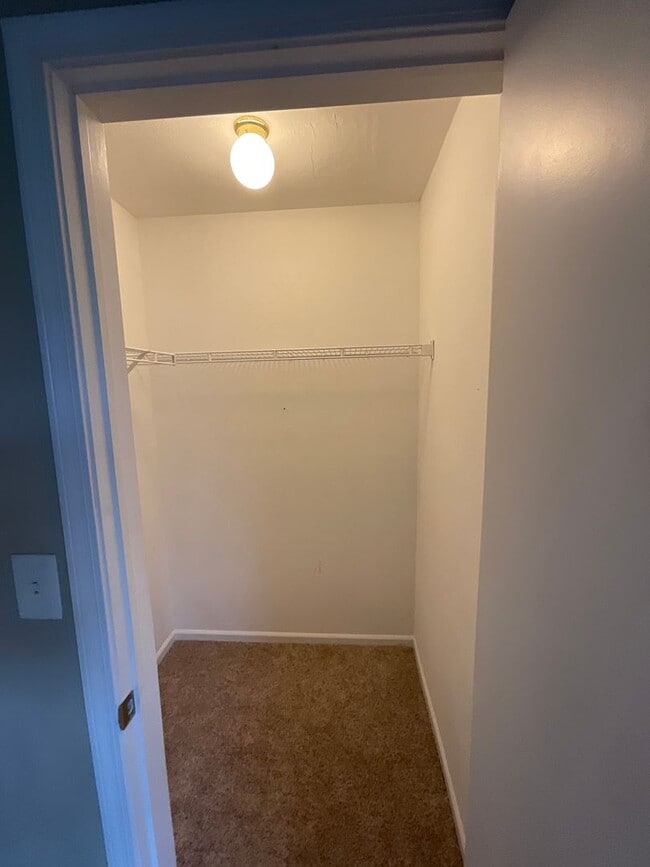 Building Photo - 3 Bedroom 2 Bathroom House Available