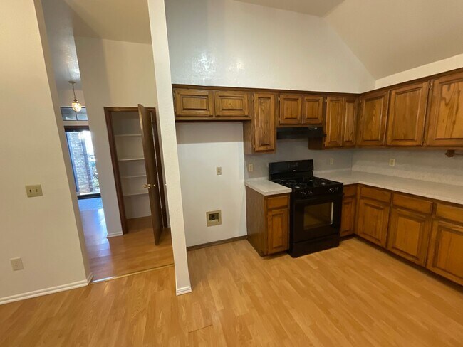 Building Photo - Spacious 3 bed, 2 bath, 2 living areas, 2 car garage