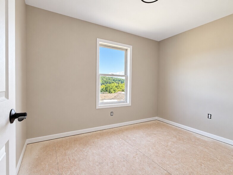 Building Photo - 811 Hopeland Rd