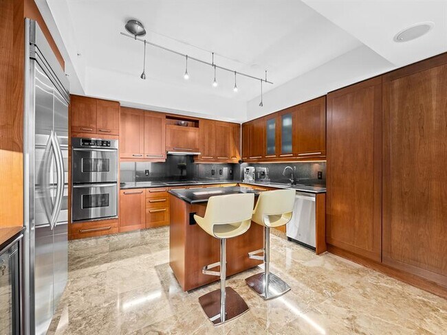 Building Photo - 333 Las Olas Way