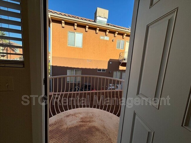 Building Photo - 700 N Main St