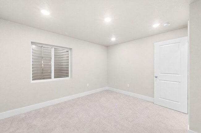 Building Photo - Gorgeous 5 Bed 3 bath Home In Aspen Meadows!!