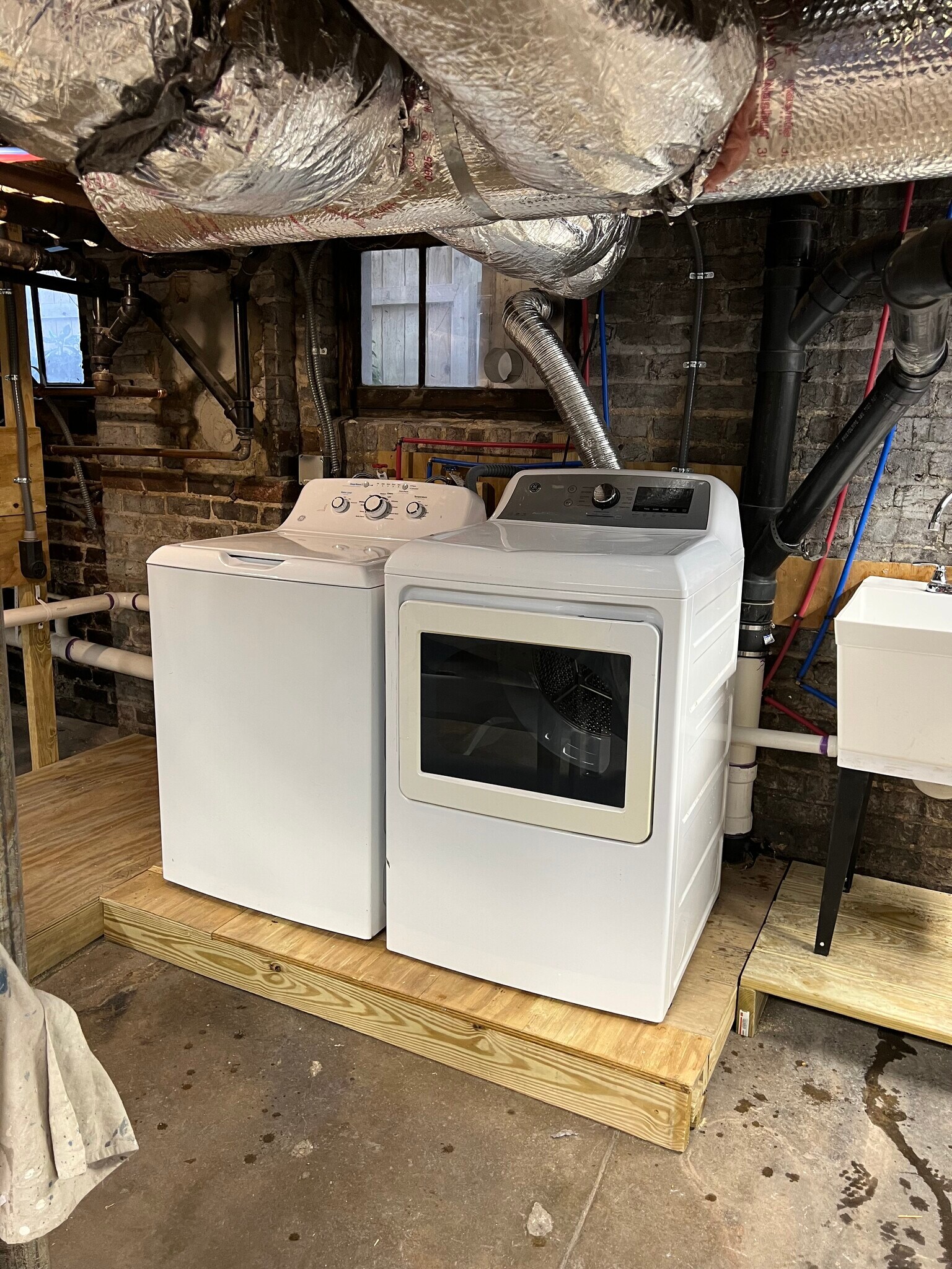 Private W/D in basement - 2808 Floyd Ave