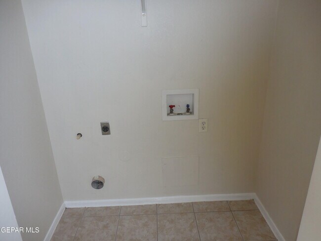Building Photo - 14741 Calhoun Dr