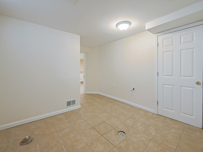 Building Photo - Spacious 3BR Home with Expansive 1-Acre Lot!