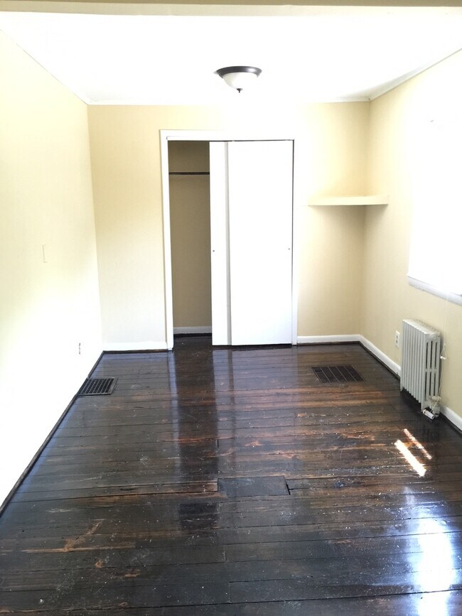 Building Photo - 42 Henrietta- updated 2 bedroom 1 bath - c...