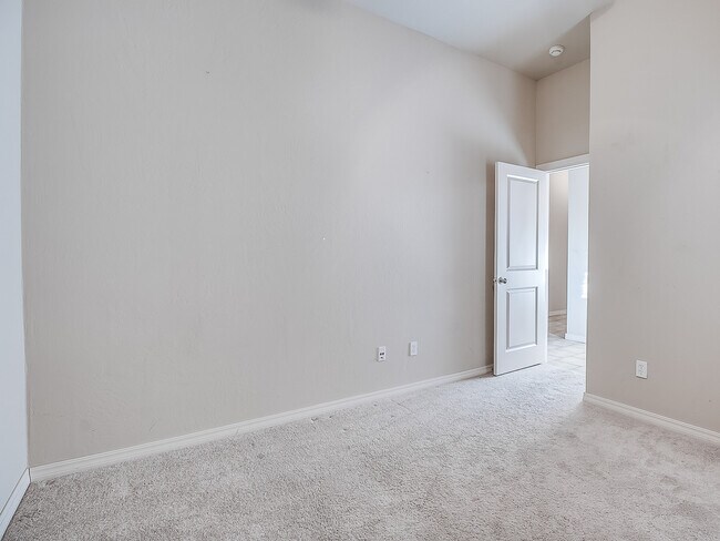 Building Photo - 4 Bedrooms/2 Baths/3Car - Deer Creek Schools - Gated Community of North Roselake Villas
