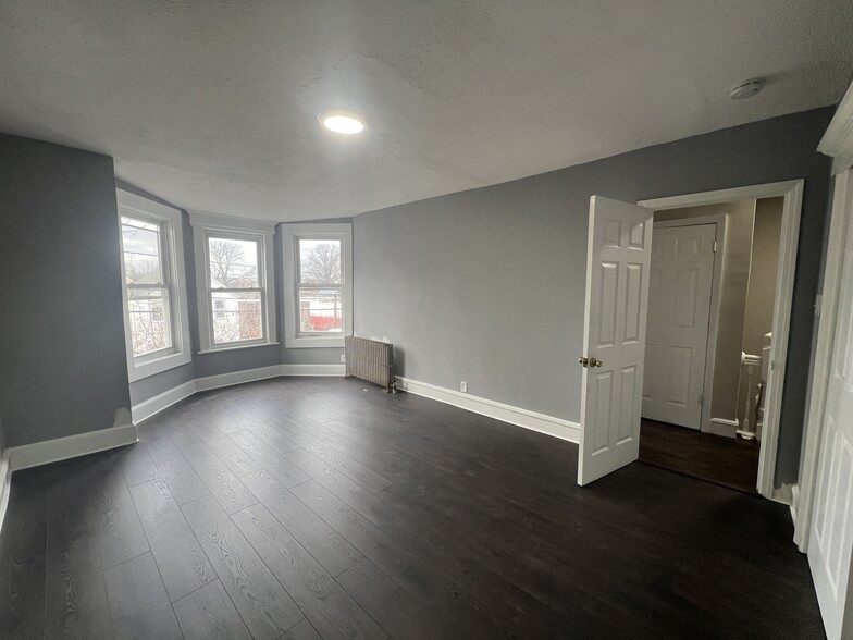 Building Photo - 218 S 11th St