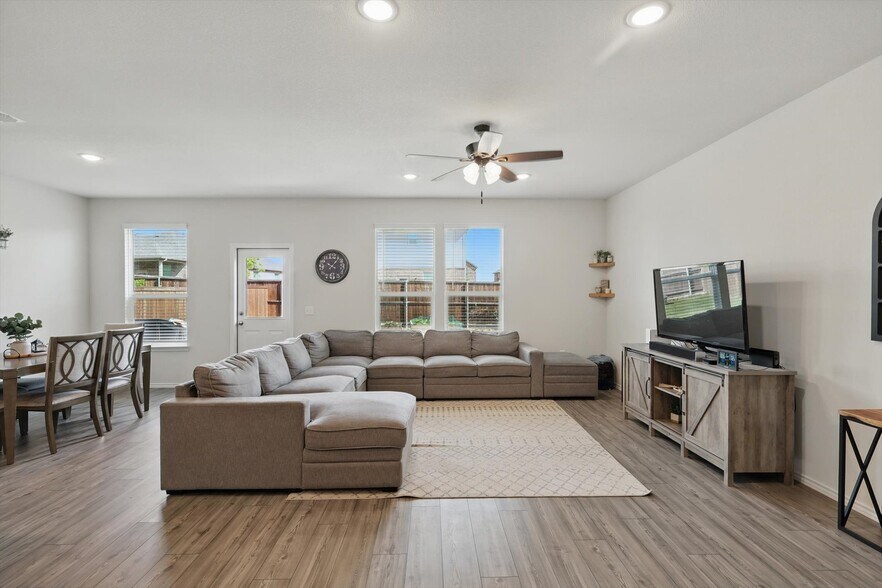 Building Photo - 802 Feldspar Way