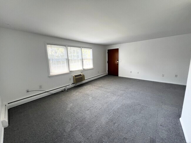 Building Photo - 9 Grandview Dr