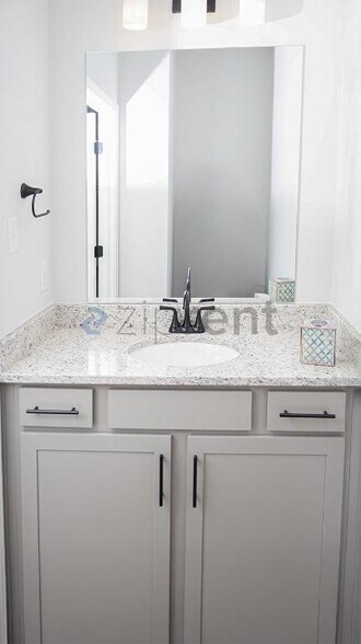 Building Photo - 532 Rohan Dr