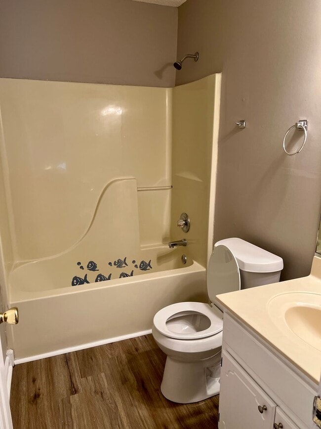 Building Photo - FOR RENT - 4 BR, 2 BA!
