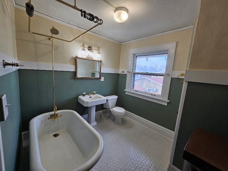 Building Photo - 1926 7th St