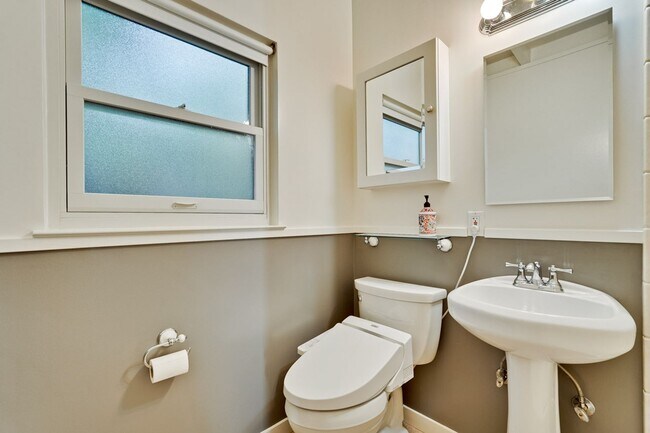 Building Photo - 3 Bed 2 Bath Mackay Home in Desirable Mont...