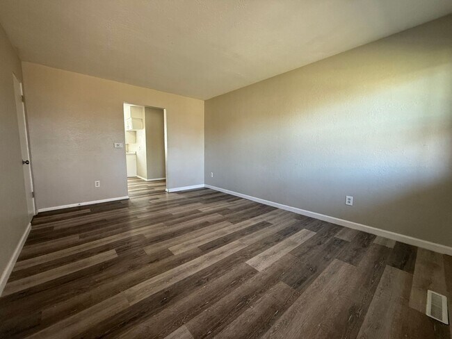 Building Photo - 215 Miriam Dr