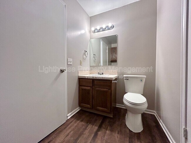 Building Photo - 607 Clayton Ave NW