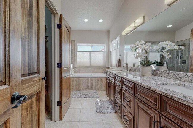 Building Photo - 8804 Vallejo Pl NE