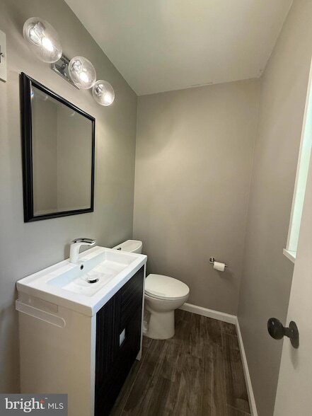 Building Photo - 9209 E Parkhill Dr
