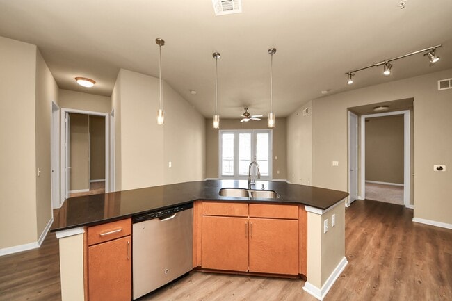 Building Photo - 5455 Richmond Ave.