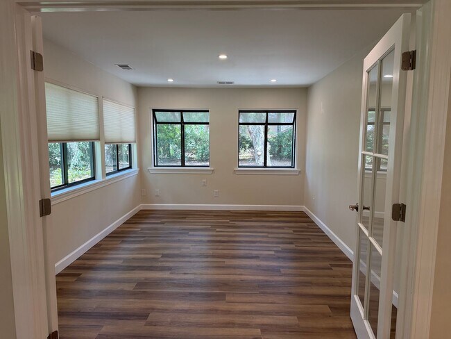 Building Photo - Stunning Remodeled One-Story Home - Port Royal Plantation
