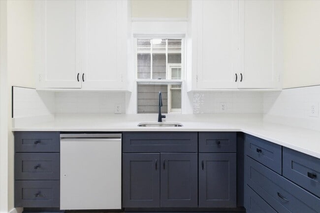 Building Photo - 712 Cedar Lake Rd S