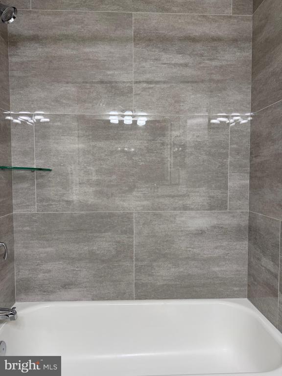 Building Photo - 6 Wosniak Ct